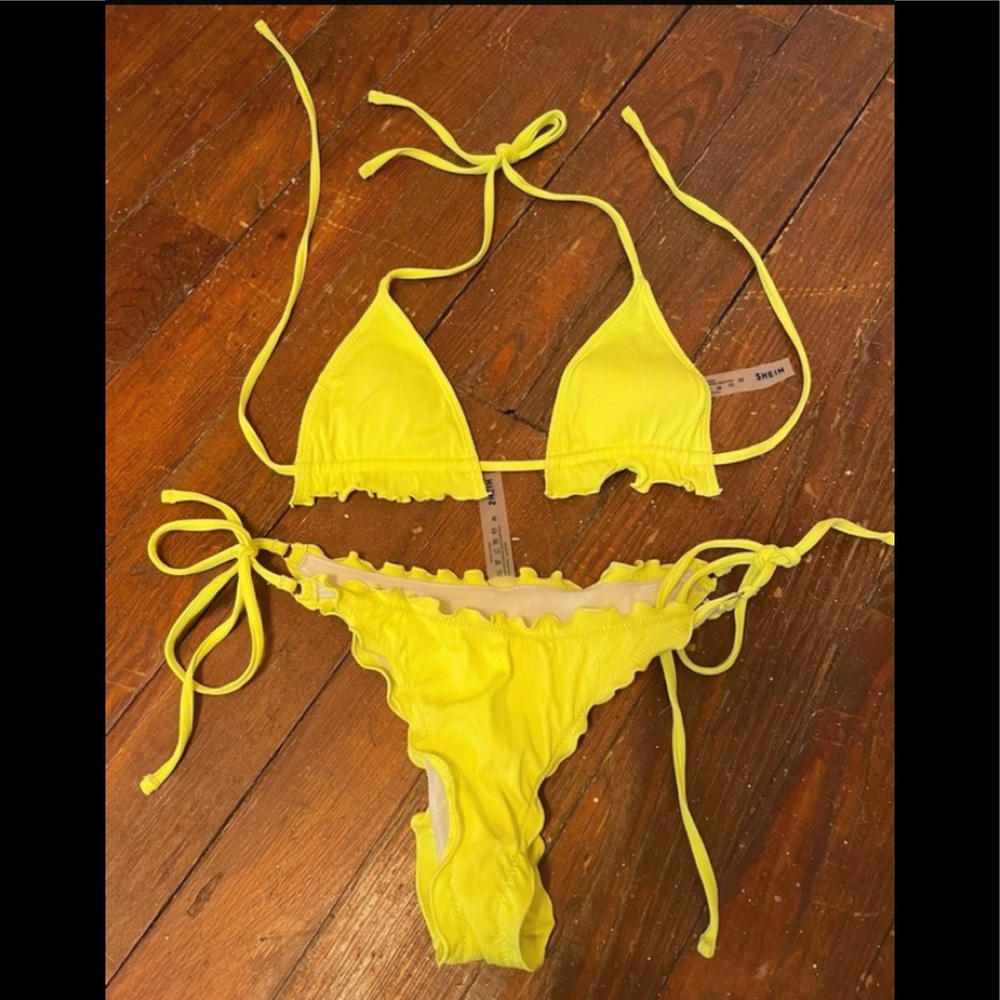 Yellow bikini !